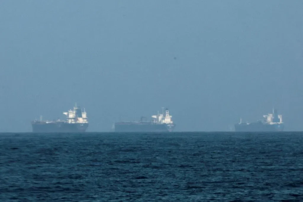 Perang Timur Tengah menyebabkan 20000 pelaut dan 15000 penumpang terjebak di Teluk