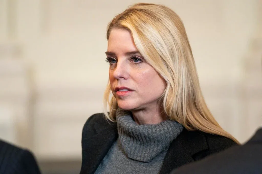 Pam Bondi dipecat Trump, dampaknya terhadap strategi hukum AS