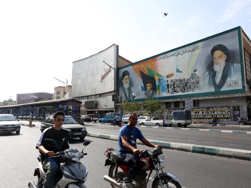 Mural di Teheran menggambarkan pemimpin tertinggi Iran, Ali Khamenei, dan Ruhollah Khomeini.