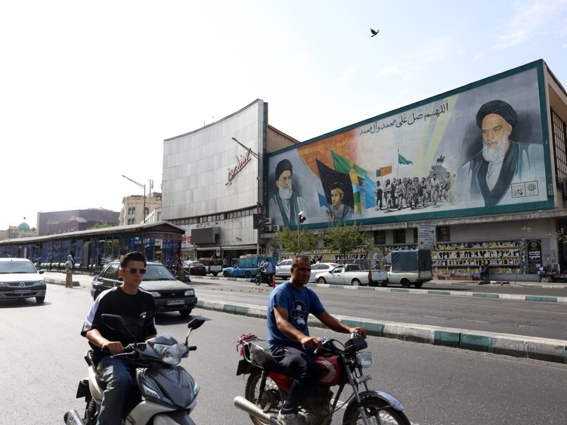 Mural di Teheran menggambarkan pemimpin tertinggi Iran, Ali Khamenei, dan Ruhollah Khomeini.