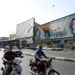 Mural di Teheran menggambarkan pemimpin tertinggi Iran, Ali Khamenei, dan Ruhollah Khomeini.